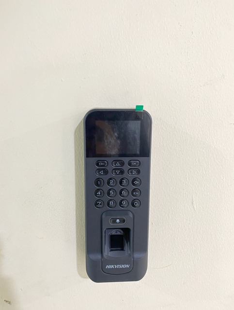 Instalasi Access Control pada pintu kaca di Jakarta Timur