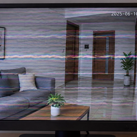 CCTV Bergaris atau Bergelombang di Monitor